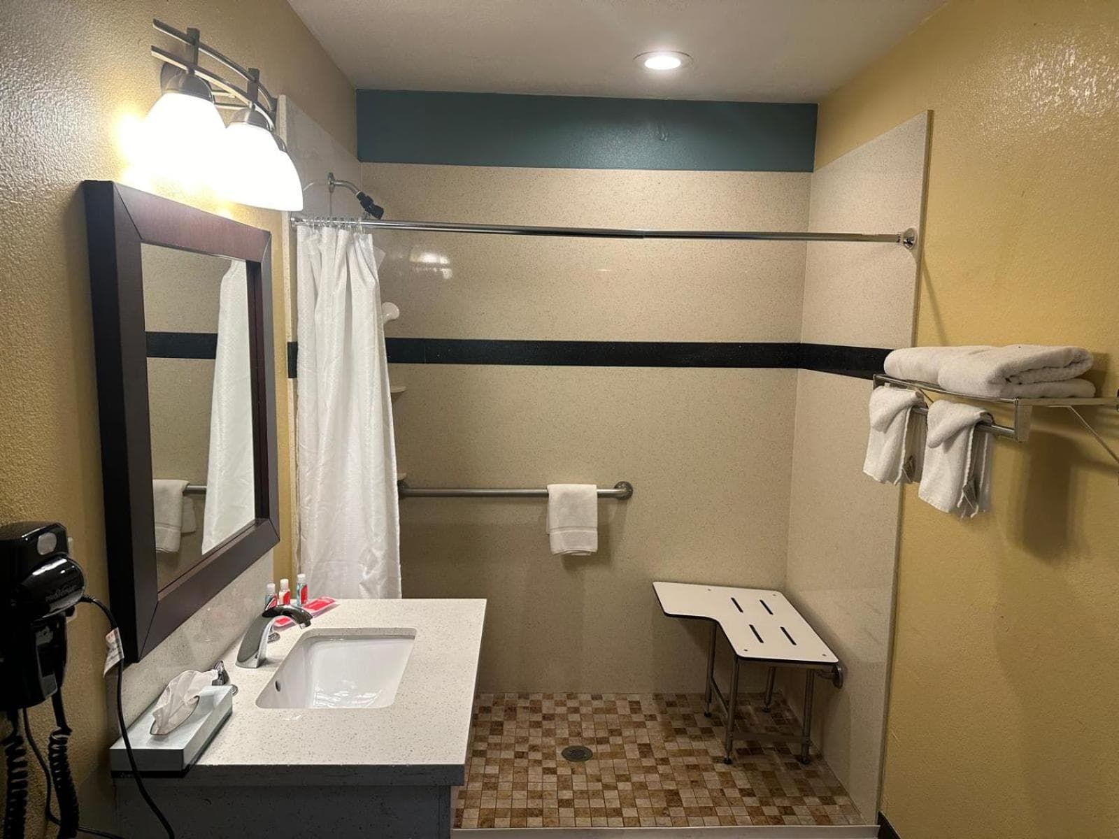 Hotel Avenida - Oceanside Camp Pendleton gallery photo in Oceanside, CA — image 14