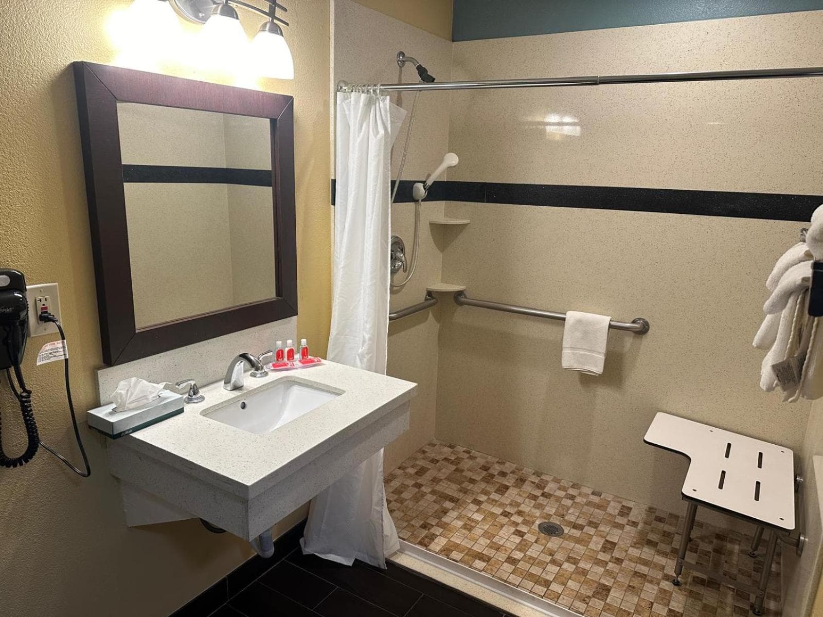 Hotel Avenida - Oceanside Camp Pendleton gallery photo in Oceanside, CA — image 36