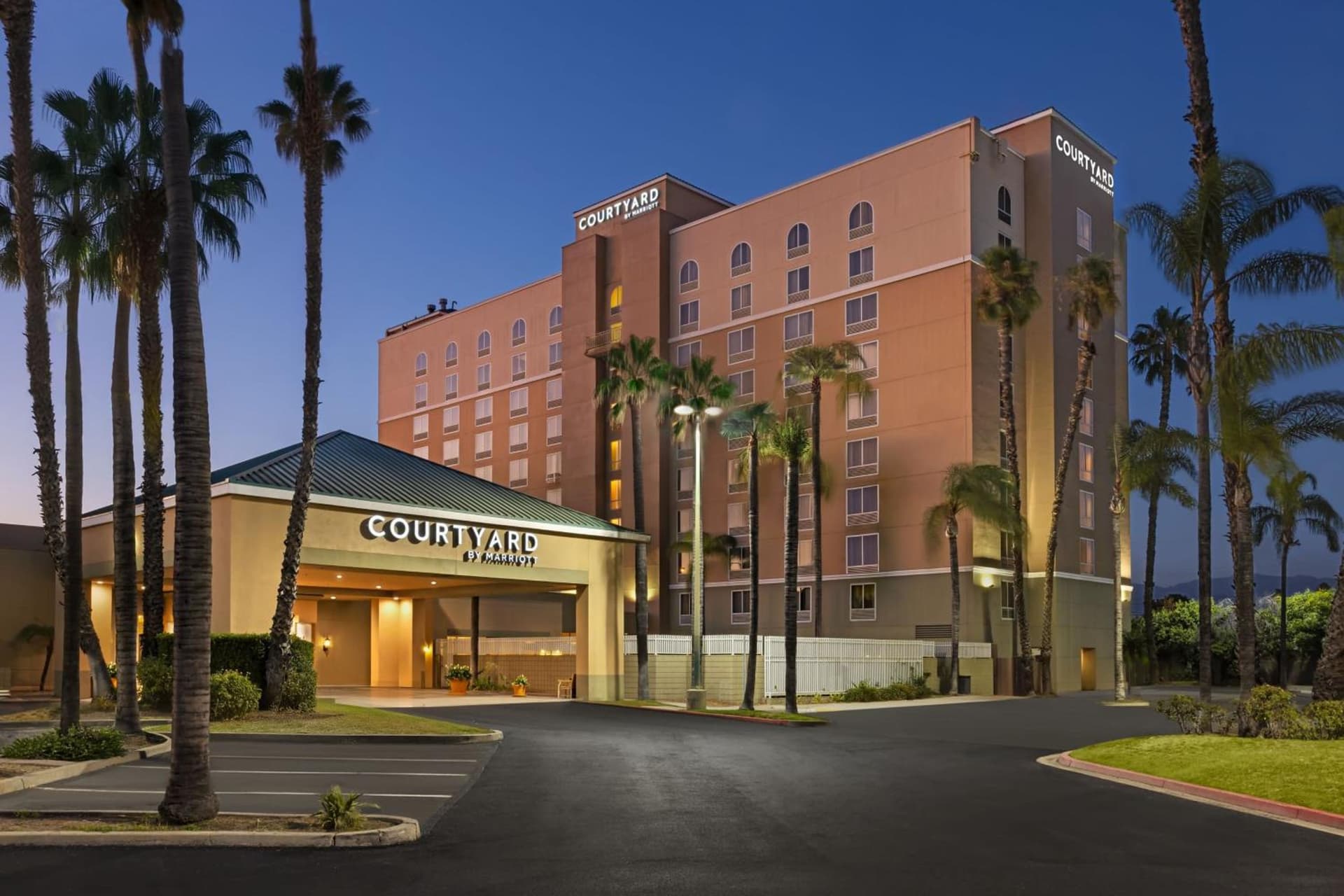 Courtyard by Marriott Baldwin Park interior in Baldwin Park, CA — gallery photo 2