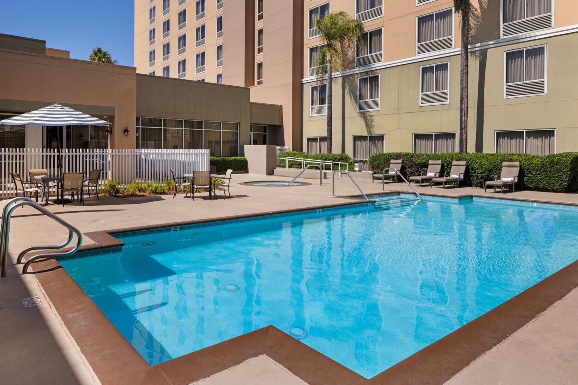 Courtyard by Marriott Baldwin Park gallery photo in Baldwin Park, CA — image 5