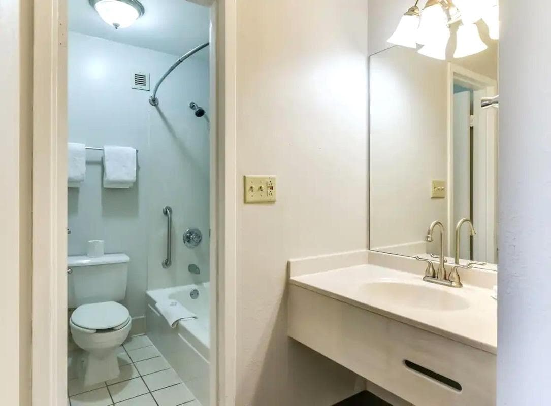 Baymont Inn and Suites by Wyndham Columbus / Near OSU interior in Columbus, OH — gallery photo 2