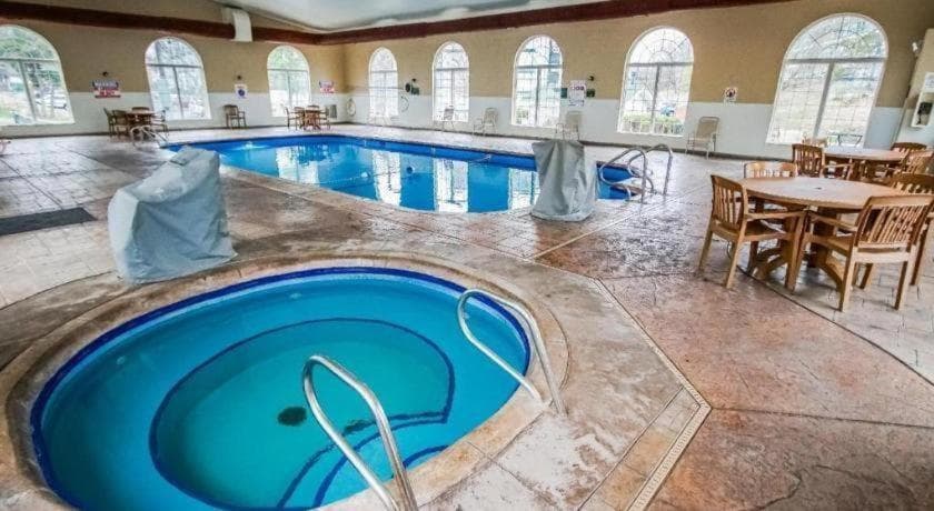 Surrey's Carriage Place Resort interior in Branson, MO — gallery photo 2