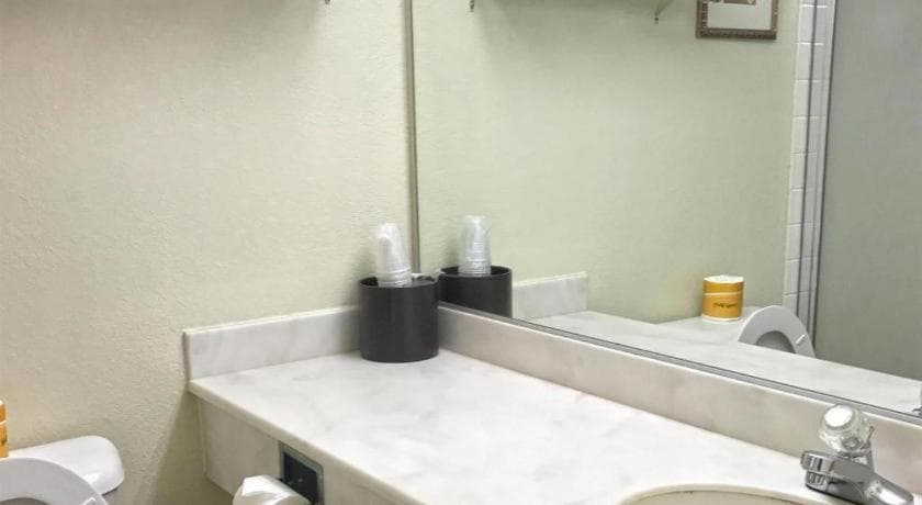 America's Best Inn Urbana Champaign property views in Champaign, IL — gallery photo 3