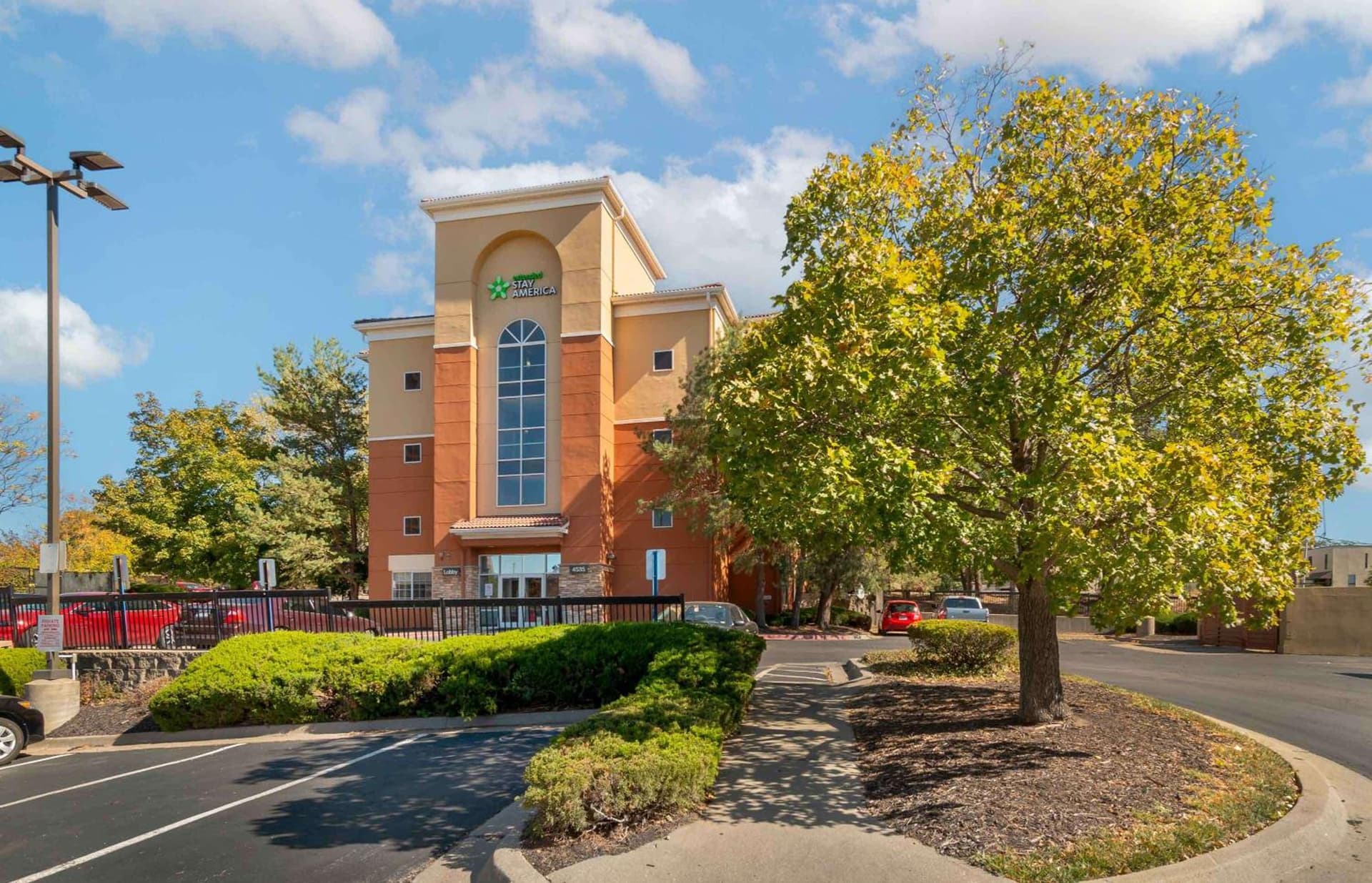 Extended Stay America Suites - Kansas City - Country Club Plaza featured exterior or lobby in Kansas City, MO — similar hotel
