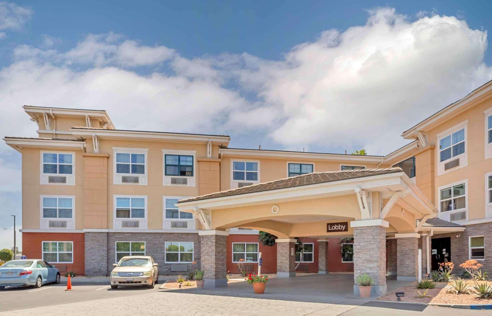 Extended Stay America Suites - Los Angeles - Chino Valley interior in Chino, CA — gallery photo 2
