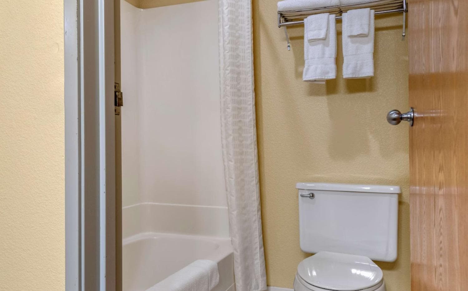 Coratel Inn and Suites By Jasper River Falls gallery photo in River Falls, WI — image 5