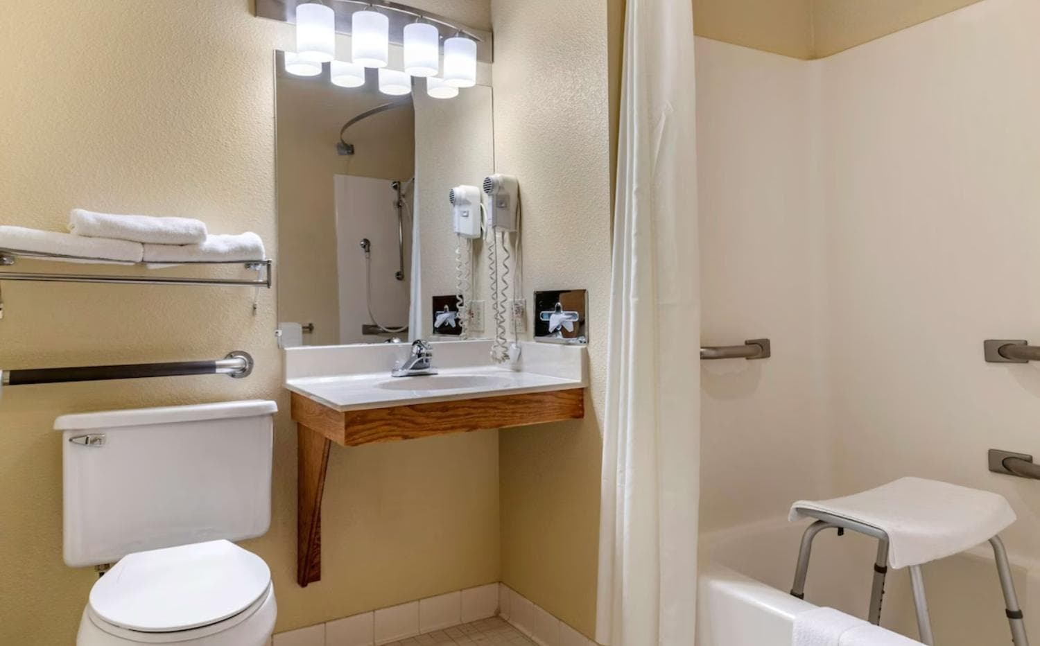 Coratel Inn and Suites By Jasper River Falls gallery photo in River Falls, WI — image 16