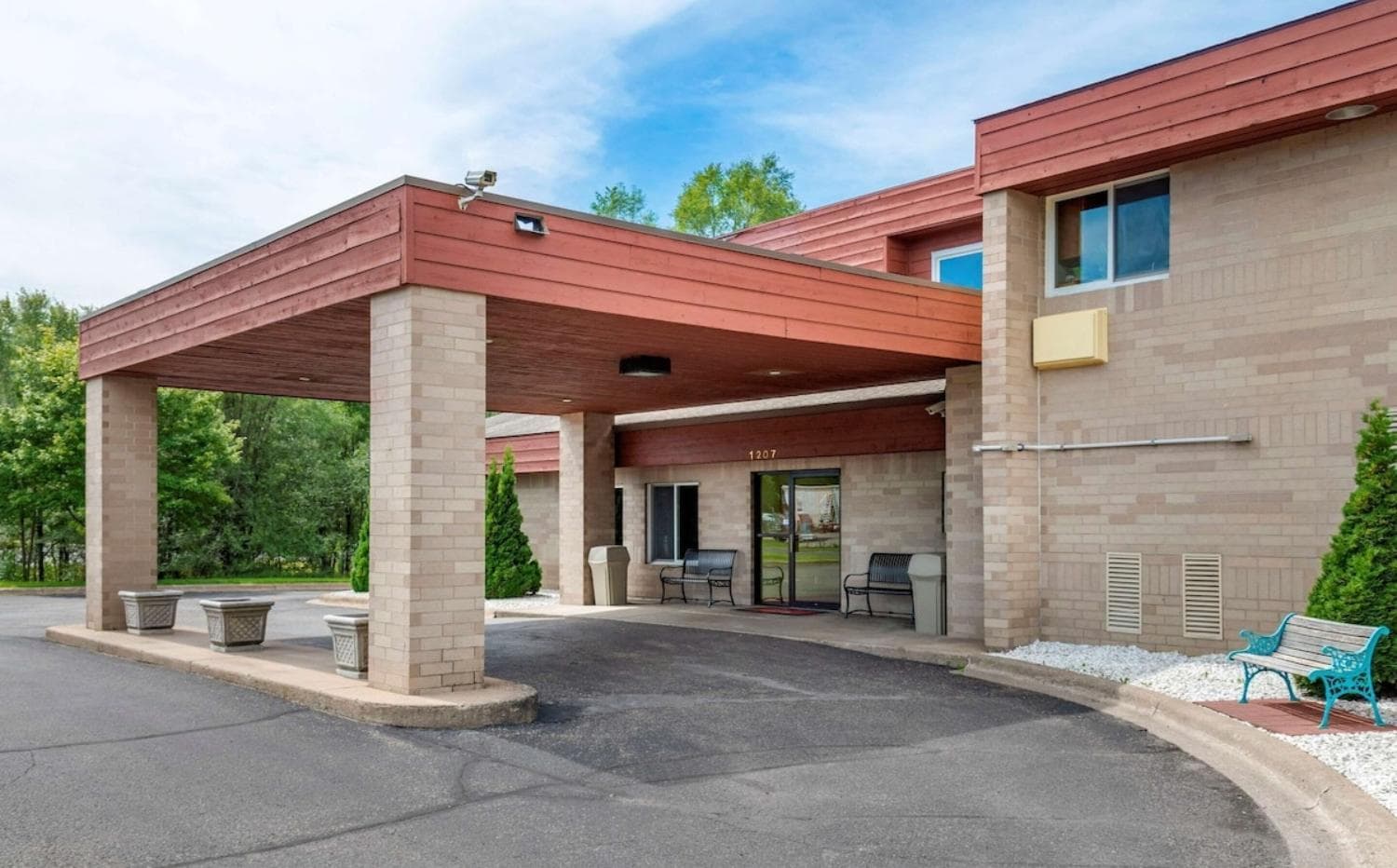 Coratel Inn and Suites By Jasper River Falls property views in River Falls, WI — gallery photo 3