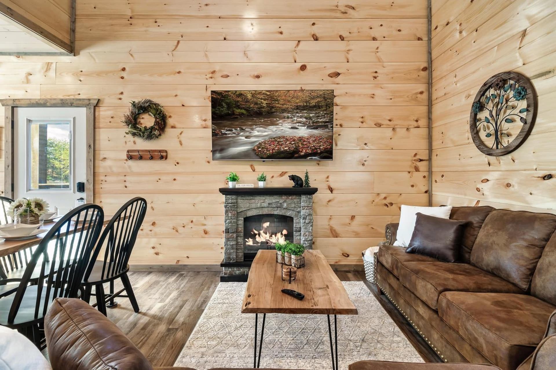 85 Indoor Pool, Game Room & Oversized Hot Tub interior in Sevierville, TN — gallery photo 2