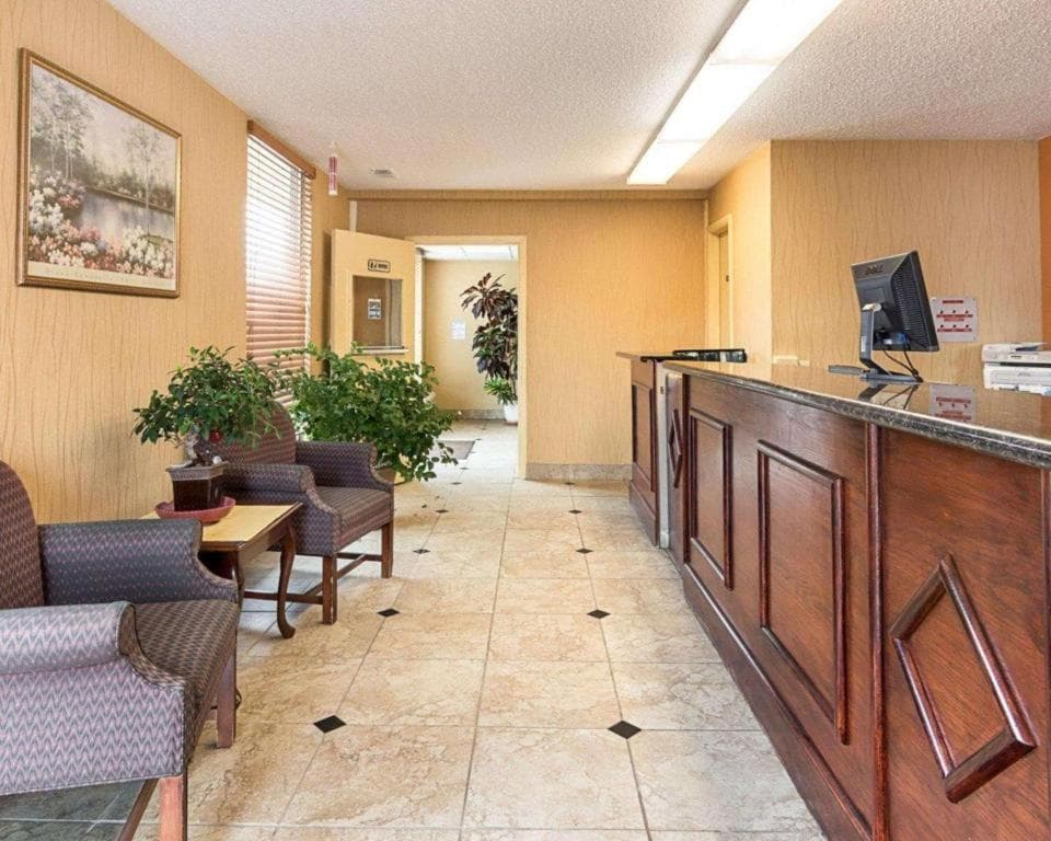 Econo Lodge Near Quantico Marine Base interior in Dumfries, VA — gallery photo 2
