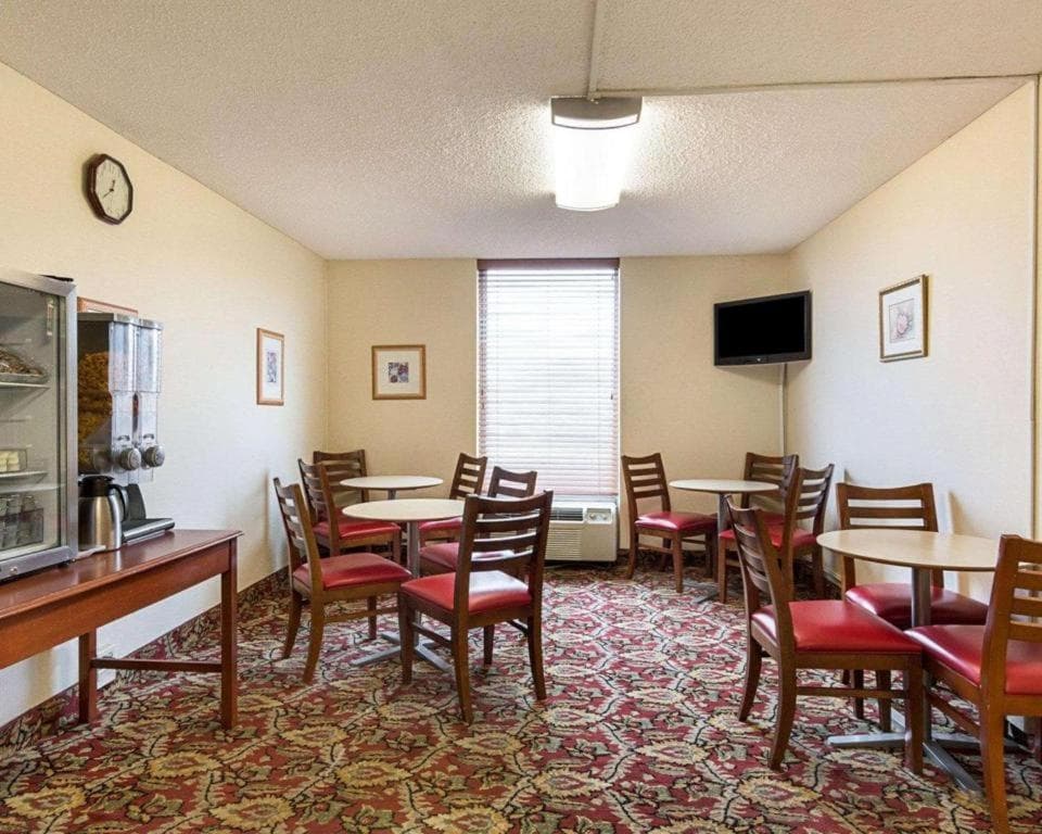 Econo Lodge Near Quantico Marine Base property views in Dumfries, VA — gallery photo 3