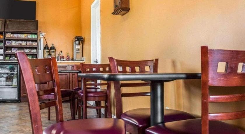 Econo Lodge Inn & Suites Airport gallery photo in Syracuse, NY — image 12