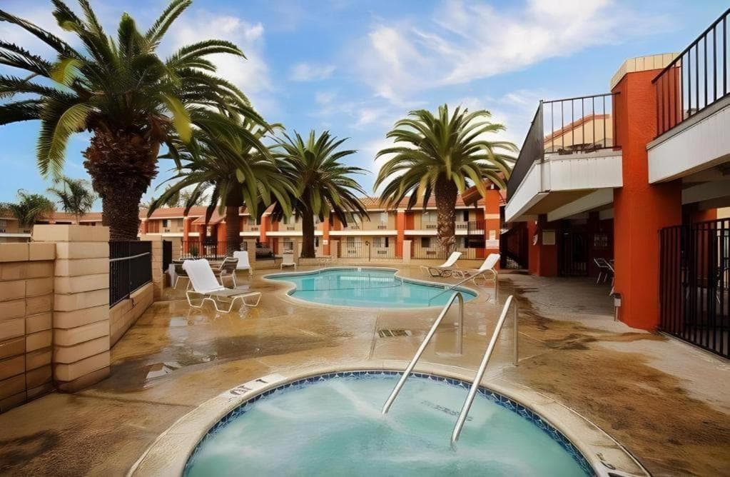 Days Inn by Wyndham Hemet interior in Hemet, CA — gallery photo 2