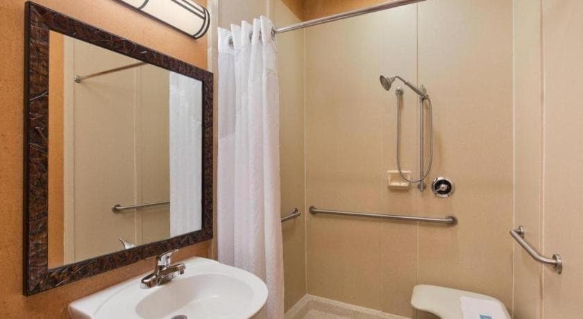 The Q Hotel & Suites interior in Springfield, MO — gallery photo 2