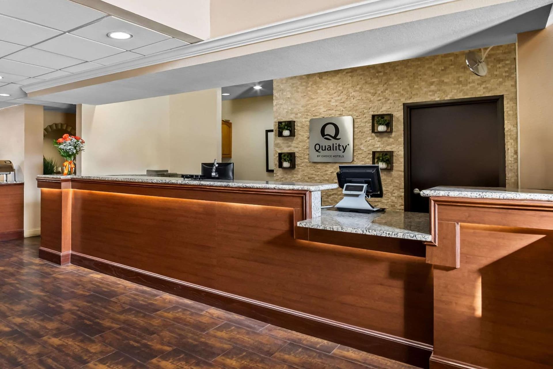 Quality Suites Irving-Las Colinas property views in Irving, TX — gallery photo 3