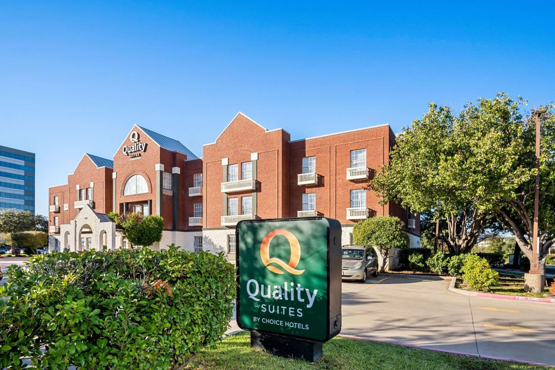 Quality Suites Irving-Las Colinas interior in Irving, TX — gallery photo 2
