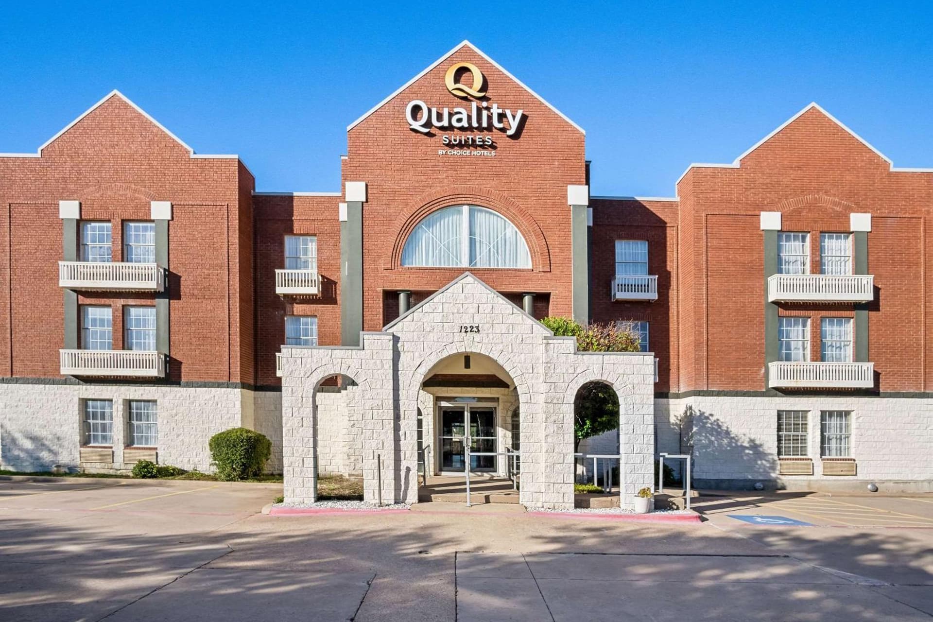 Quality Suites Irving-Las Colinas featured exterior or lobby in Irving, TX — similar hotel