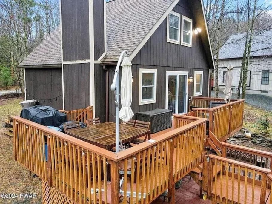 The Hideout Cabin featured exterior or lobby in Lake Ariel — similar hotel
