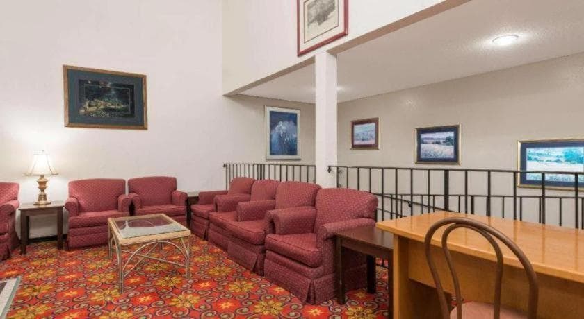 Quality Inn & Suites interior in Saint Louis, MO — gallery photo 2