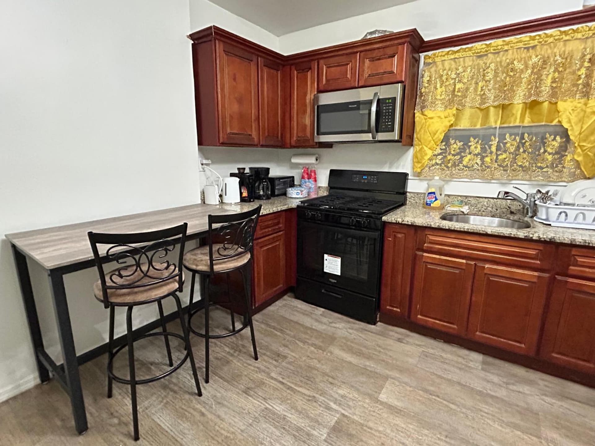 3F6-Chelsea Suites In-Unit Washer dryer and TV interior in Elmwood Park Heliport — gallery photo 2