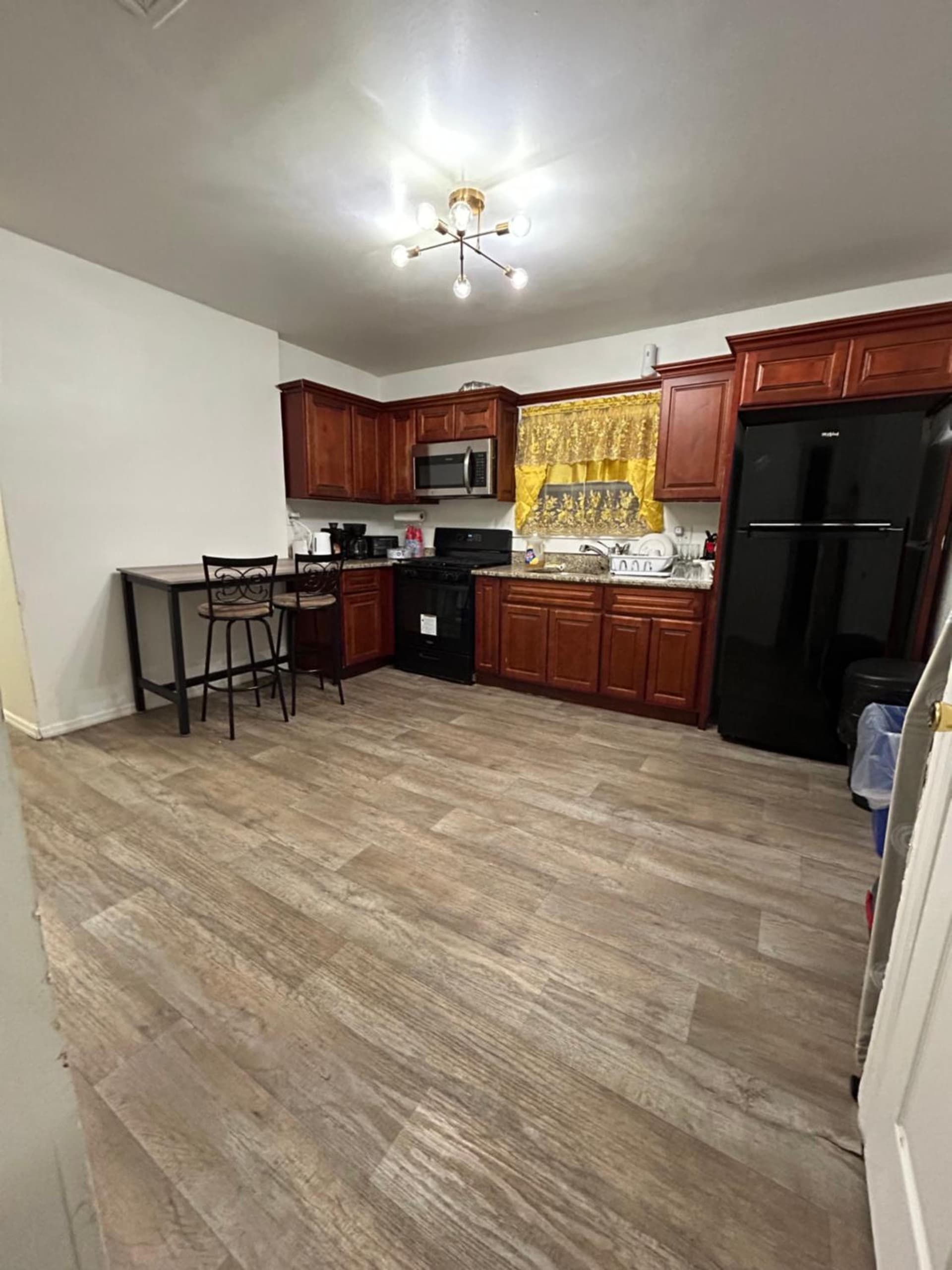 3F6-Chelsea Suites In-Unit Washer dryer and TV property views in Elmwood Park Heliport — gallery photo 3