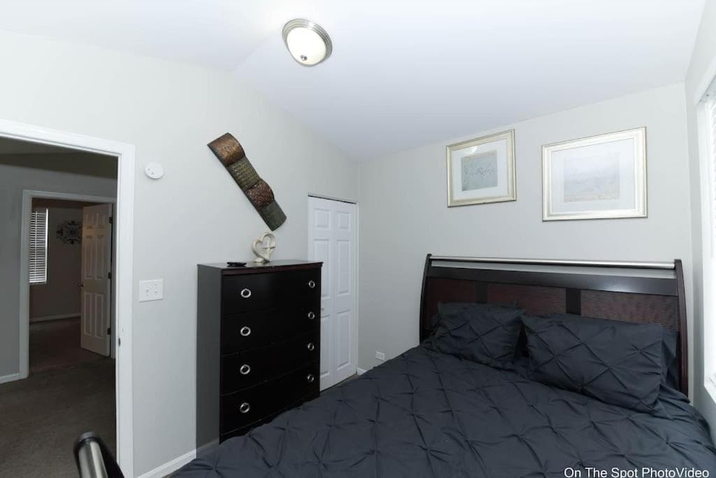 Cozy Quarters 3 property views in Aurora, IL — gallery photo 3