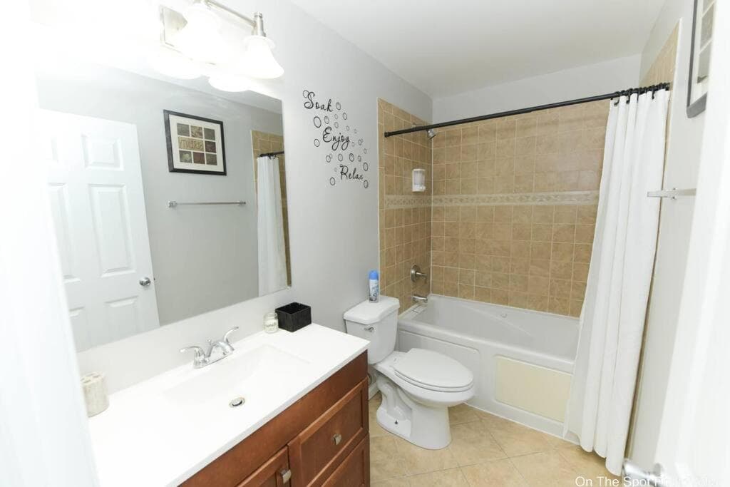 Cozy Quarters 3 interior in Aurora, IL — gallery photo 2