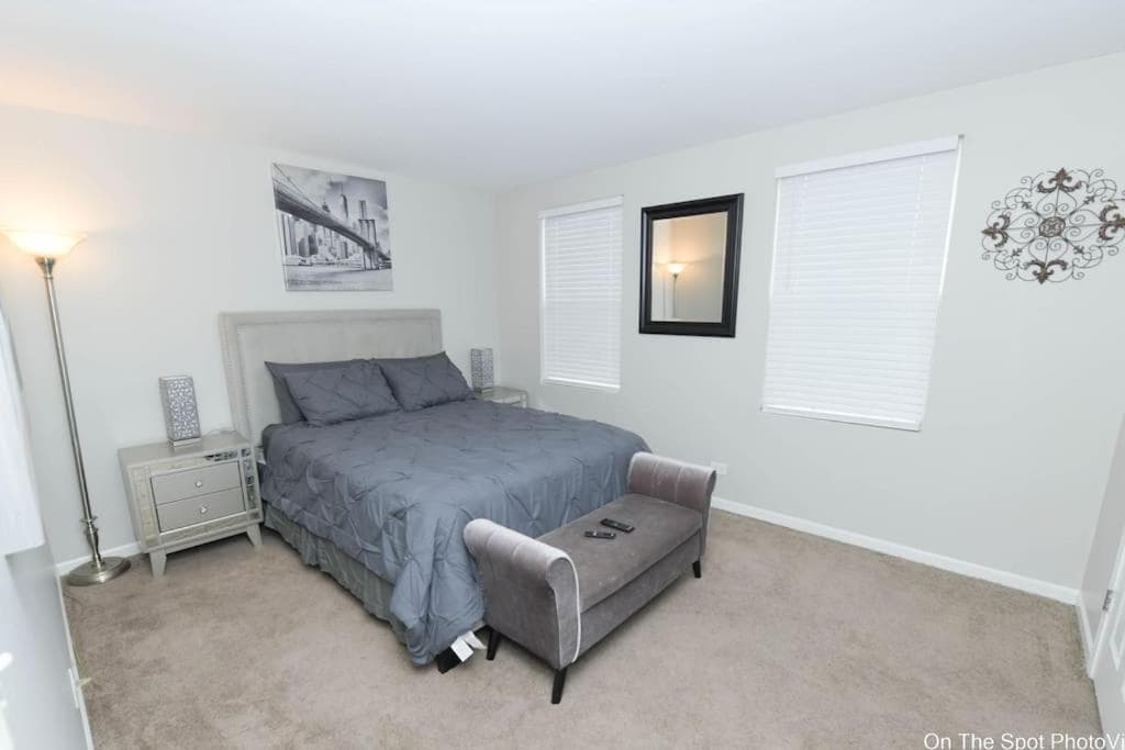 Cozy Quarters 3 property views in Aurora, IL — gallery photo 3