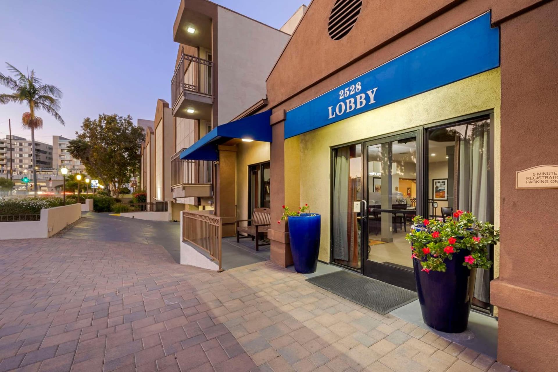 Best Western Royal Palace Inn & Suites interior in Los Angeles, CA — gallery photo 2