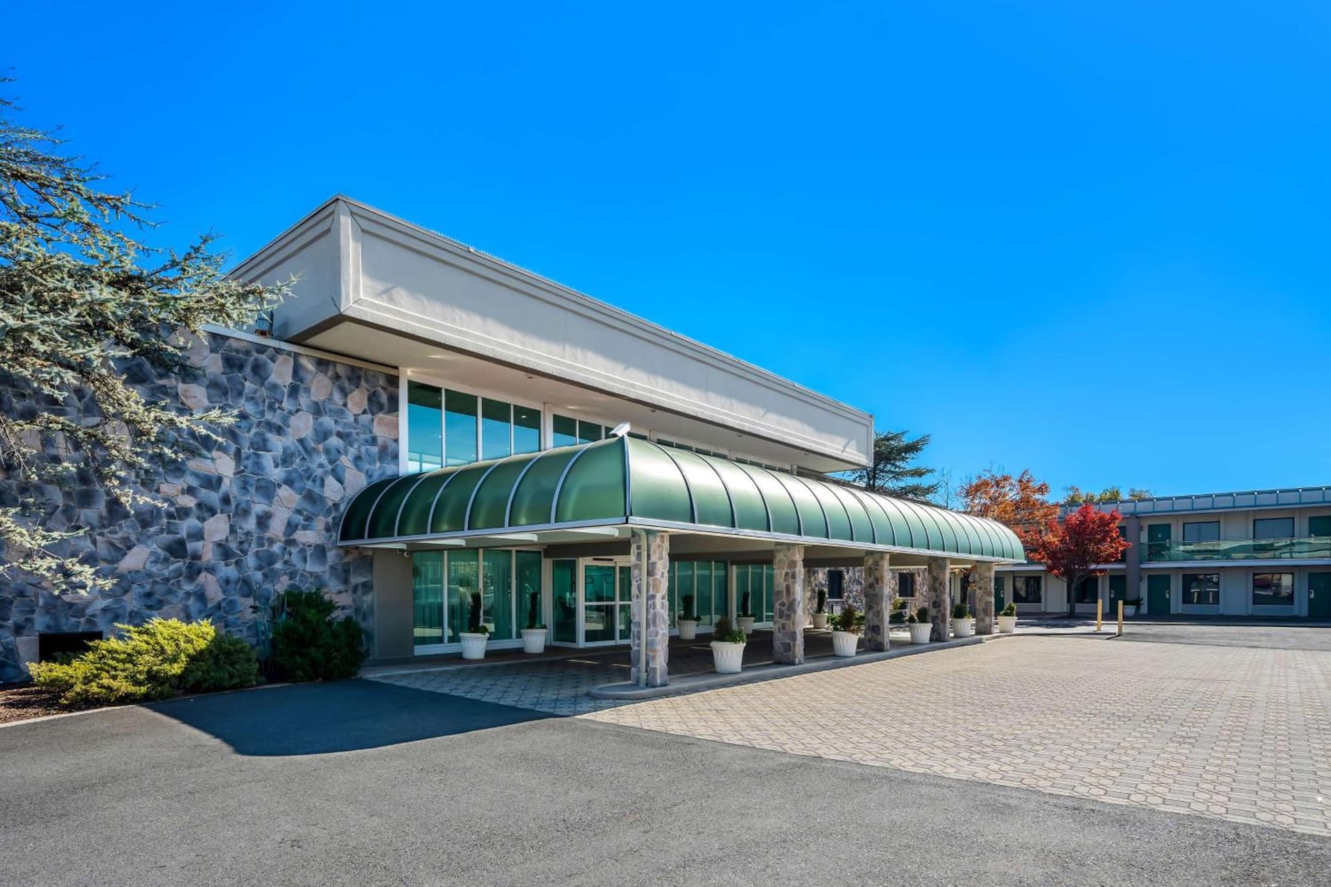 Brandywine Valley Inn SureStay Plus by Best Western featured exterior or lobby in Wilmington, DE — similar hotel
