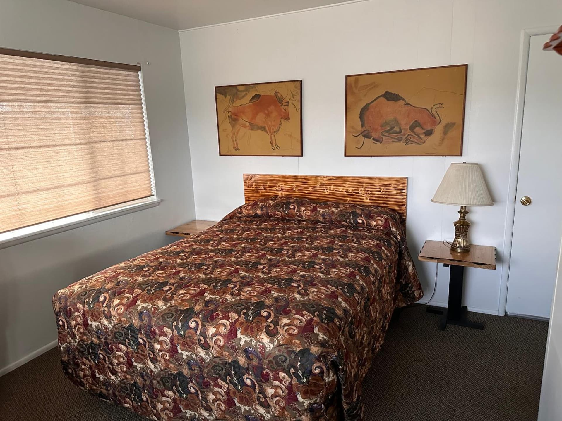 Rim Rock Motel interior in Alturas, CA — gallery photo 2