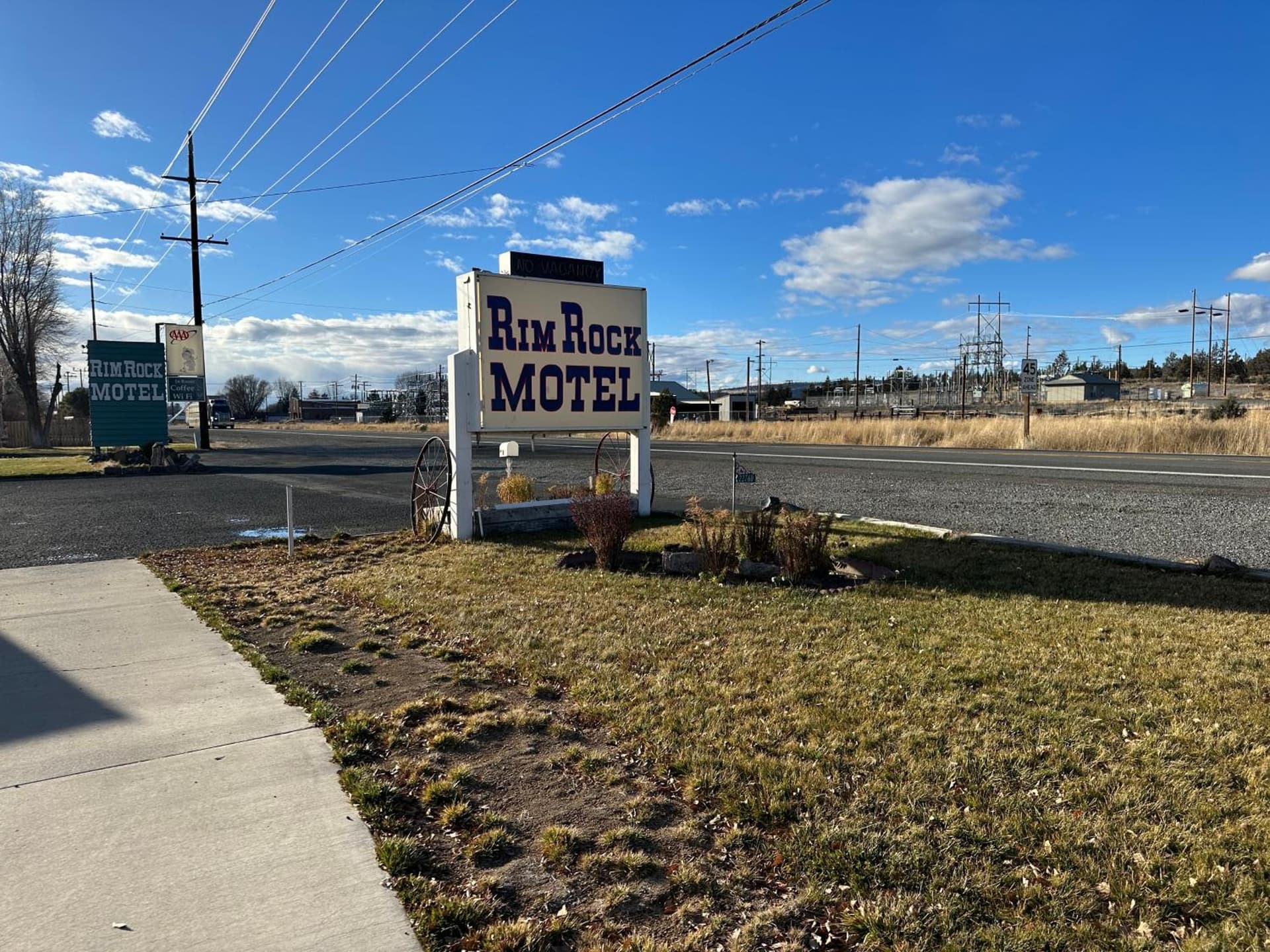 Rim Rock Motel property views in Alturas, CA — gallery photo 3