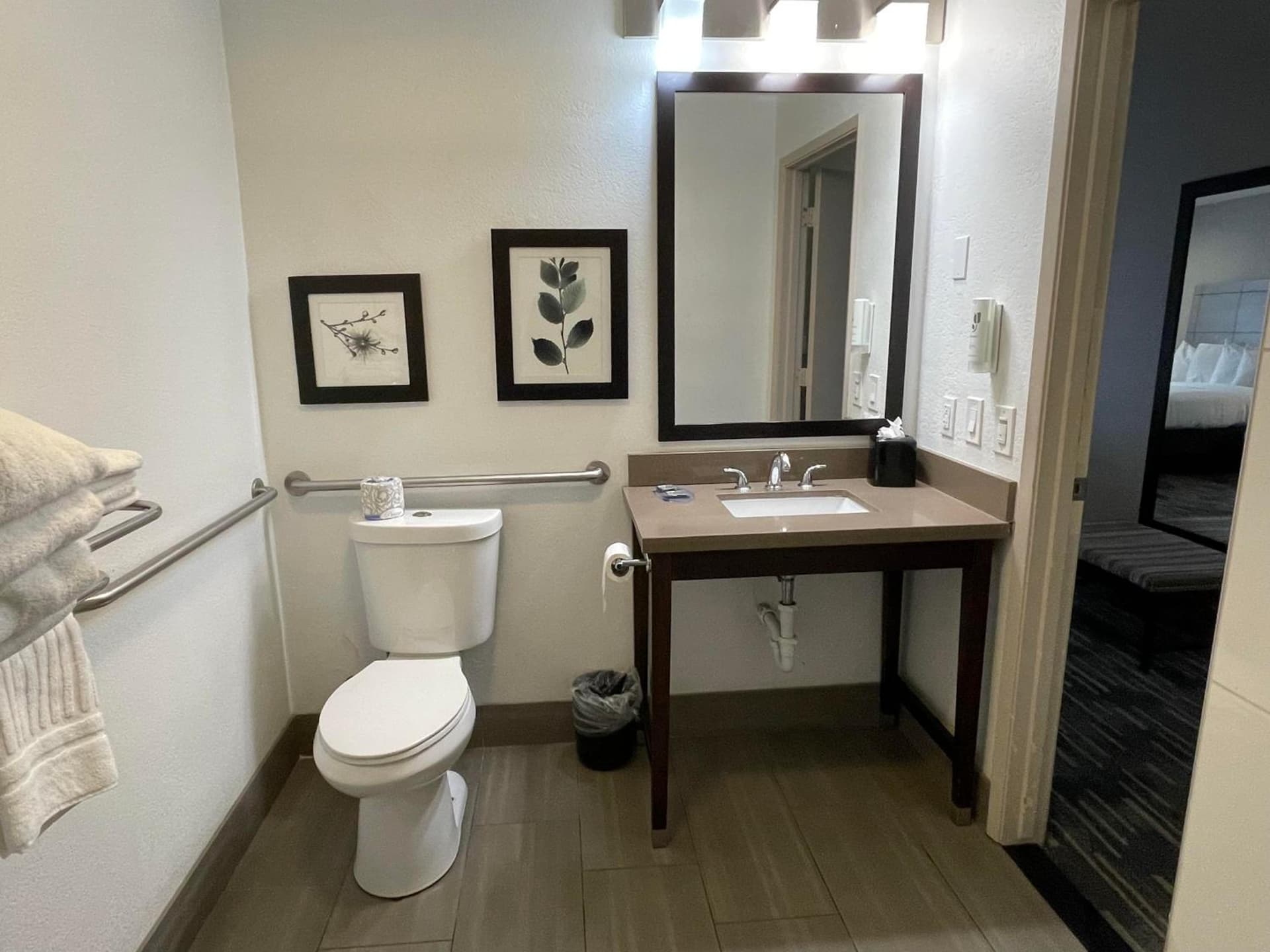Country Inn & Suites by Radisson, Bakersfield, CA gallery photo in Bakersfield, CA — image 51