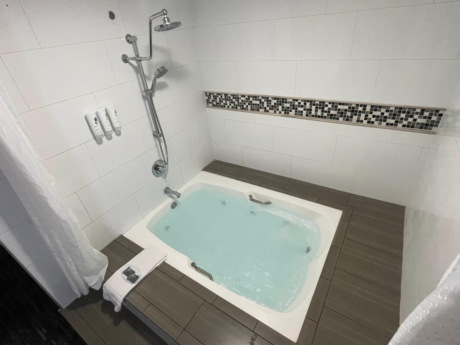Country Inn & Suites by Radisson, Bakersfield, CA gallery photo in Bakersfield, CA — image 43