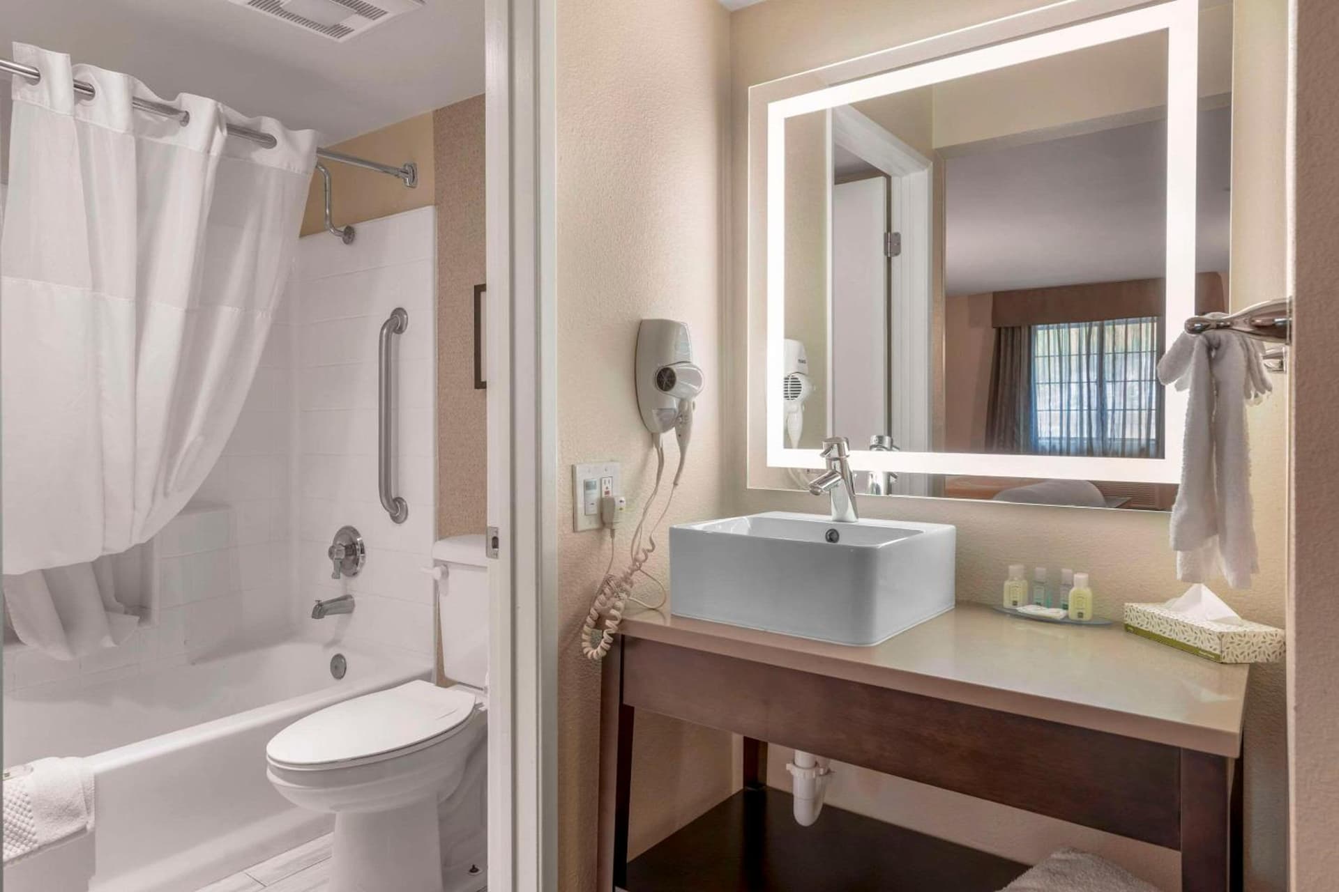 Quality Inn & Suites Camarillo-Oxnard interior in Camarillo, CA — gallery photo 2