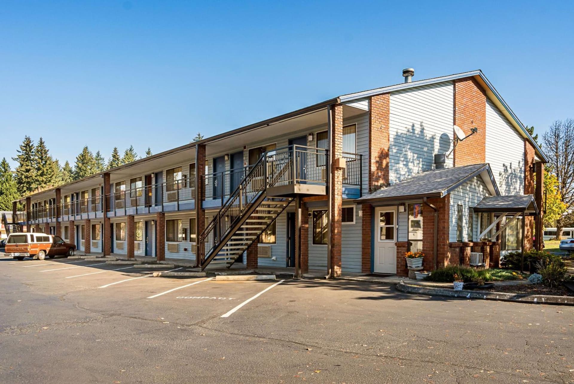 Super 8 by Wyndham Vancouver East interior in Vancouver, WA — gallery photo 2