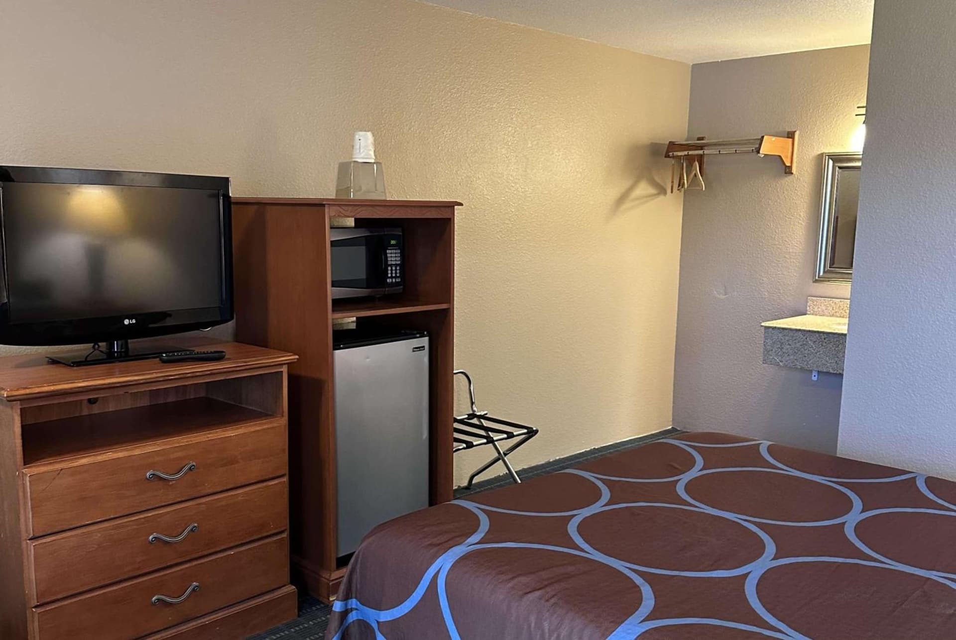 Super 8 by Wyndham Vancouver East property views in Vancouver, WA — gallery photo 3