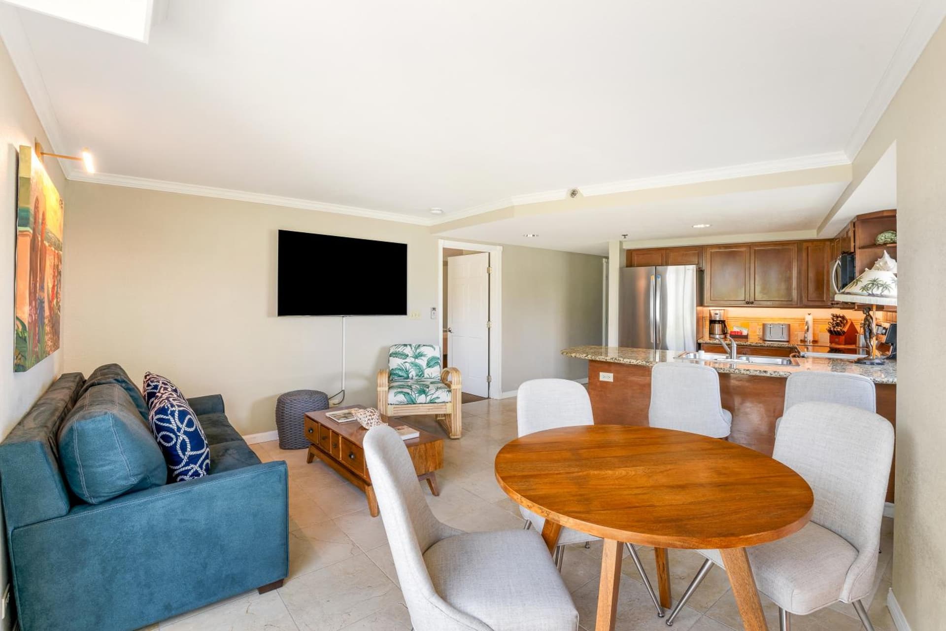 Luana Waikiki Hotel & Suites gallery photo in Honolulu, HI — image 198