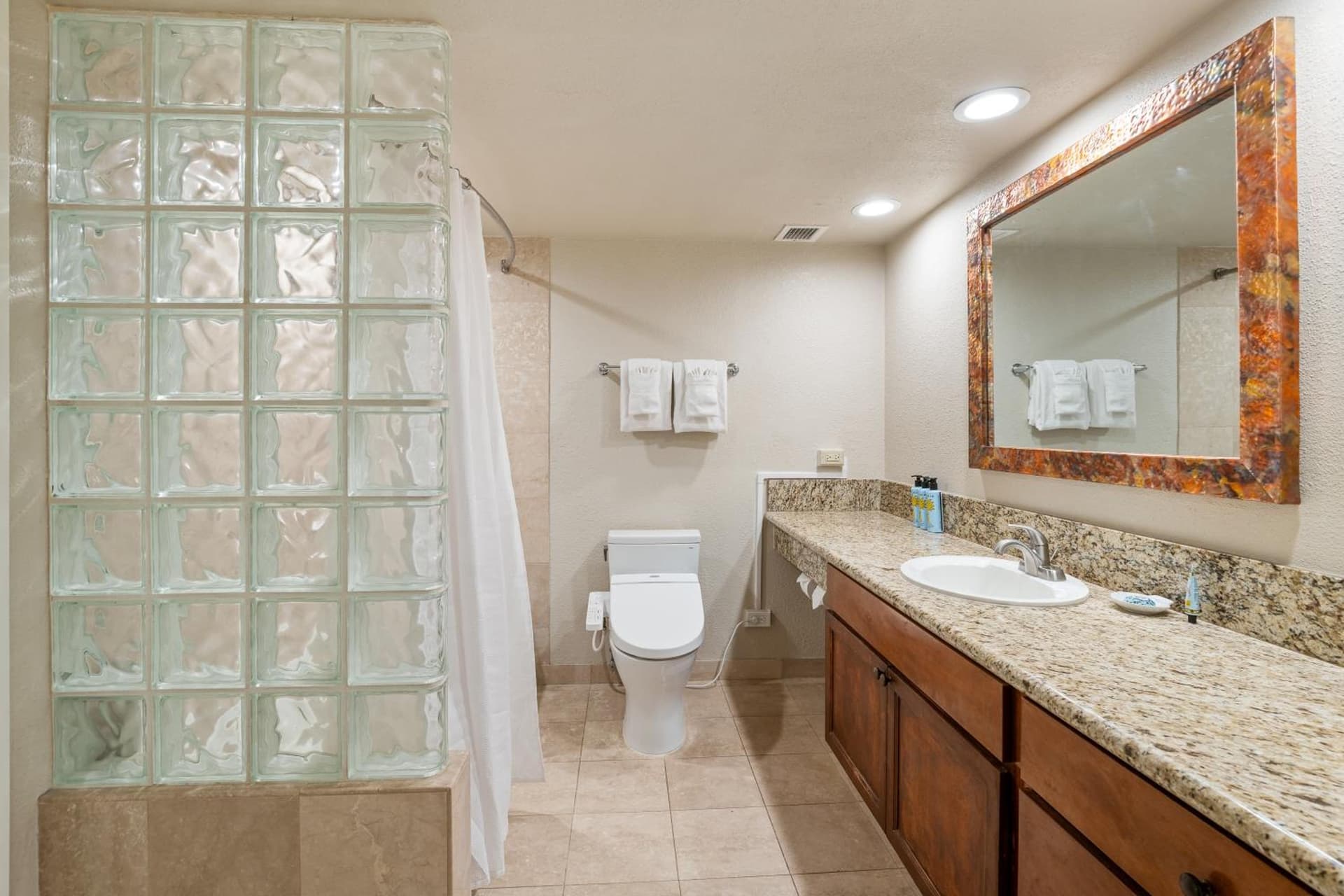 Luana Waikiki Hotel & Suites gallery photo in Honolulu, HI — image 104