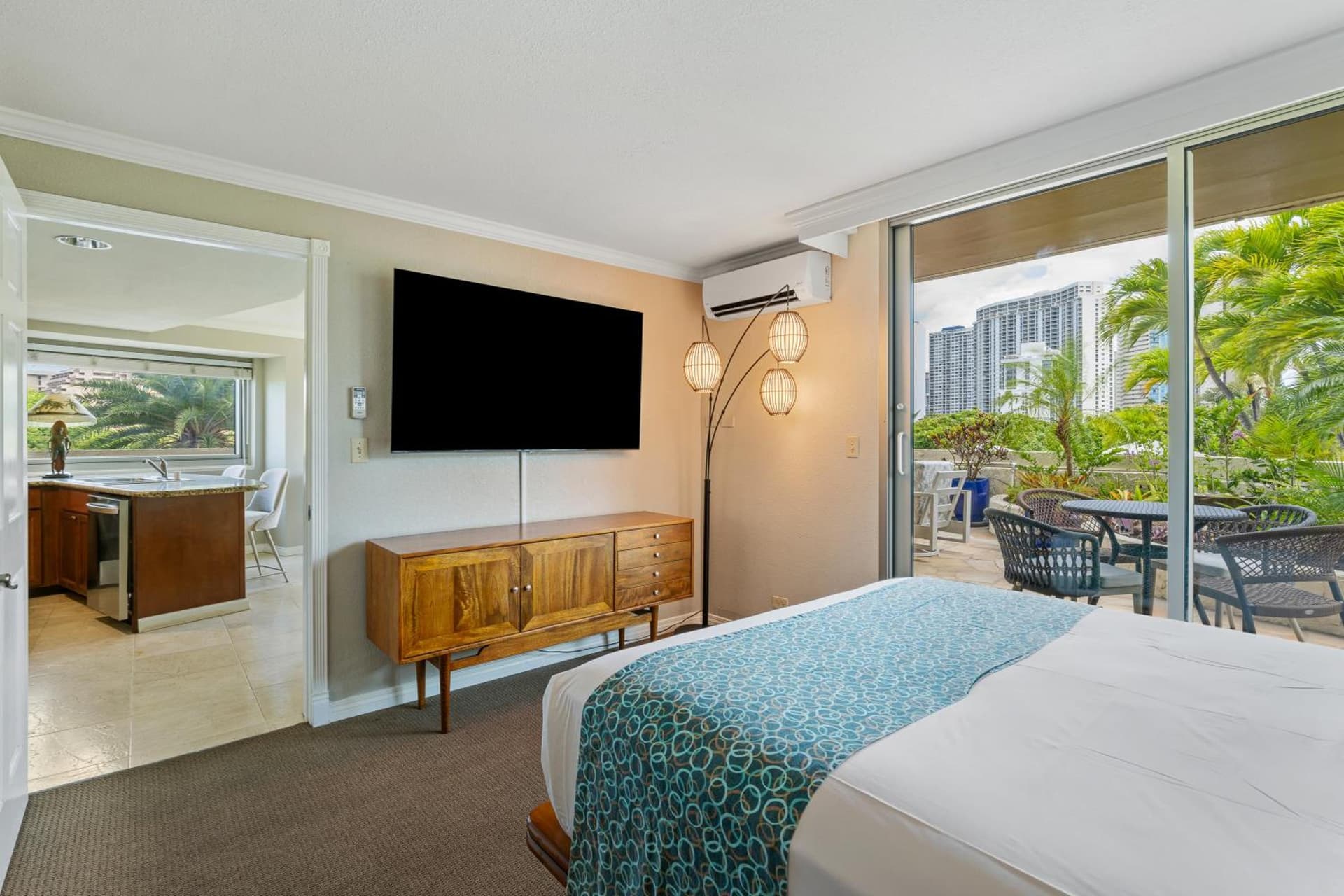 Luana Waikiki Hotel & Suites gallery photo in Honolulu, HI — image 95