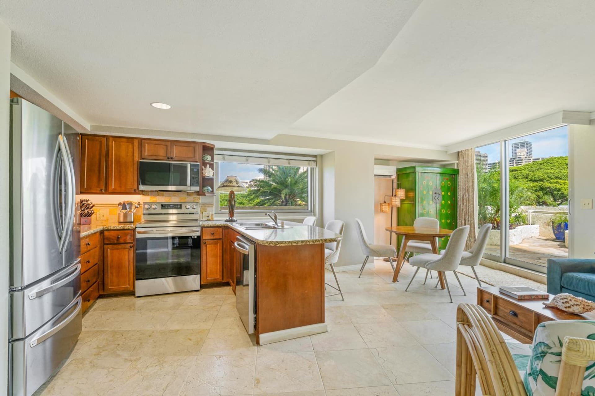 Luana Waikiki Hotel & Suites gallery photo in Honolulu, HI — image 162
