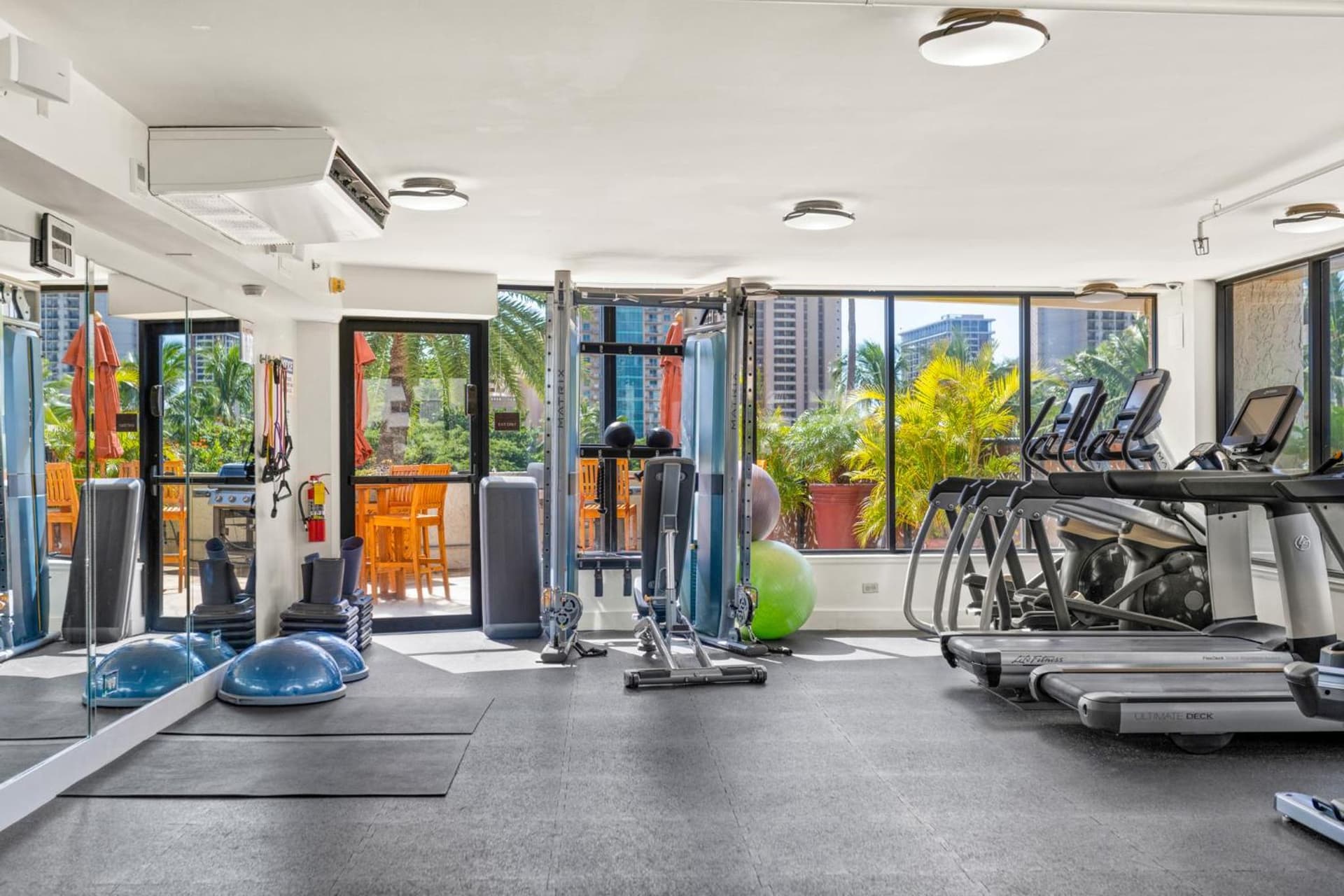 Luana Waikiki Hotel & Suites gallery photo in Honolulu, HI — image 182