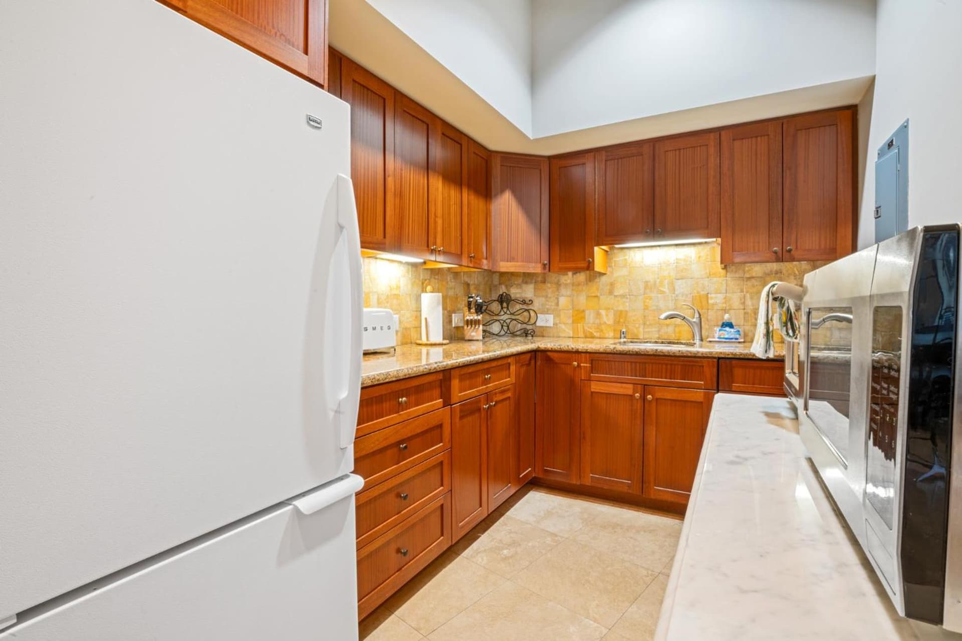 Luana Waikiki Hotel & Suites gallery photo in Honolulu, HI — image 18