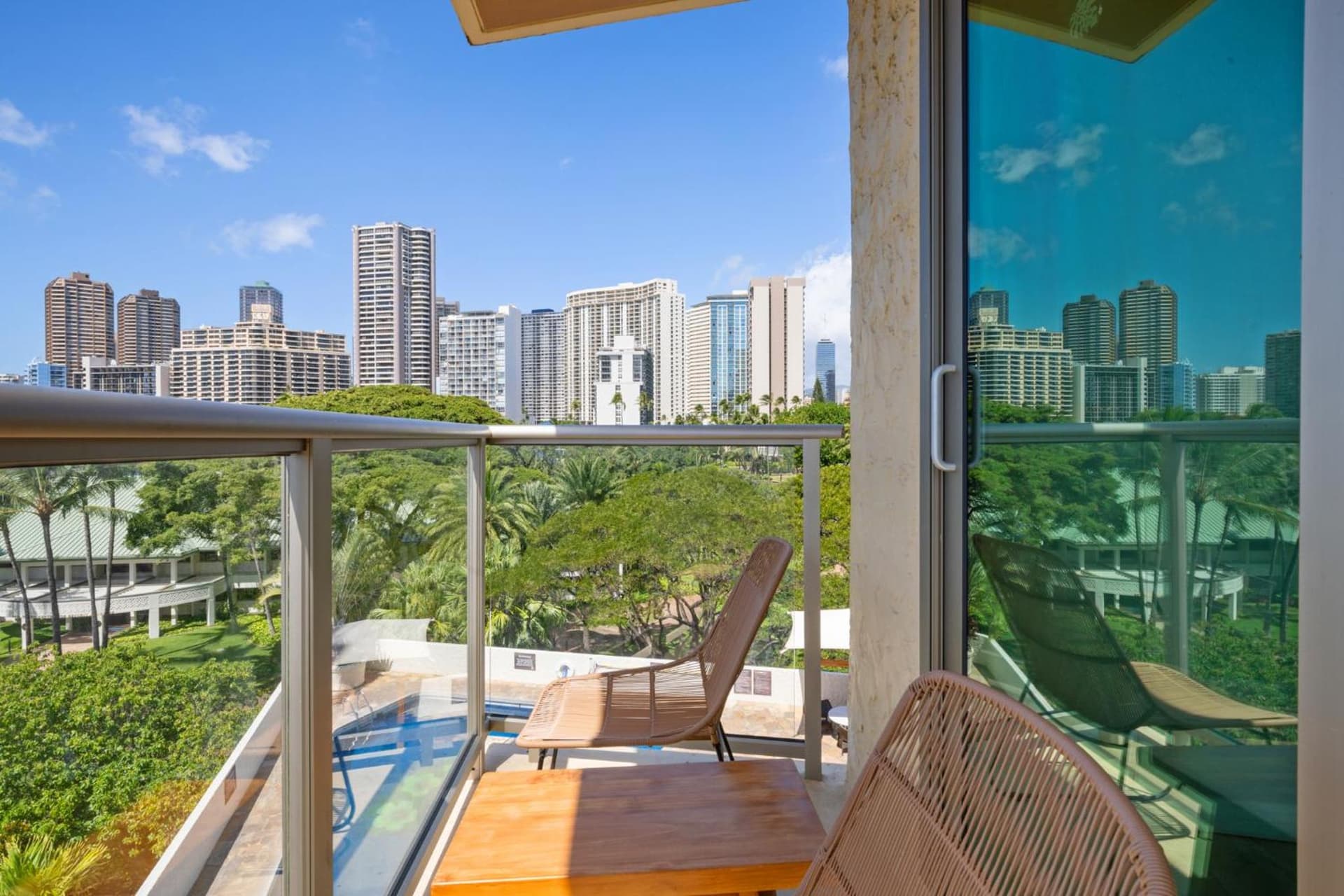 Luana Waikiki Hotel & Suites gallery photo in Honolulu, HI — image 14