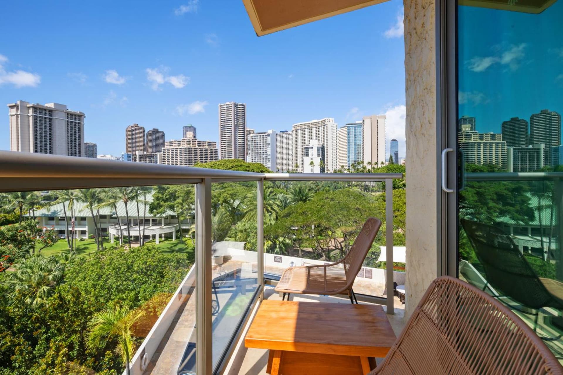 Luana Waikiki Hotel & Suites gallery photo in Honolulu, HI — image 118
