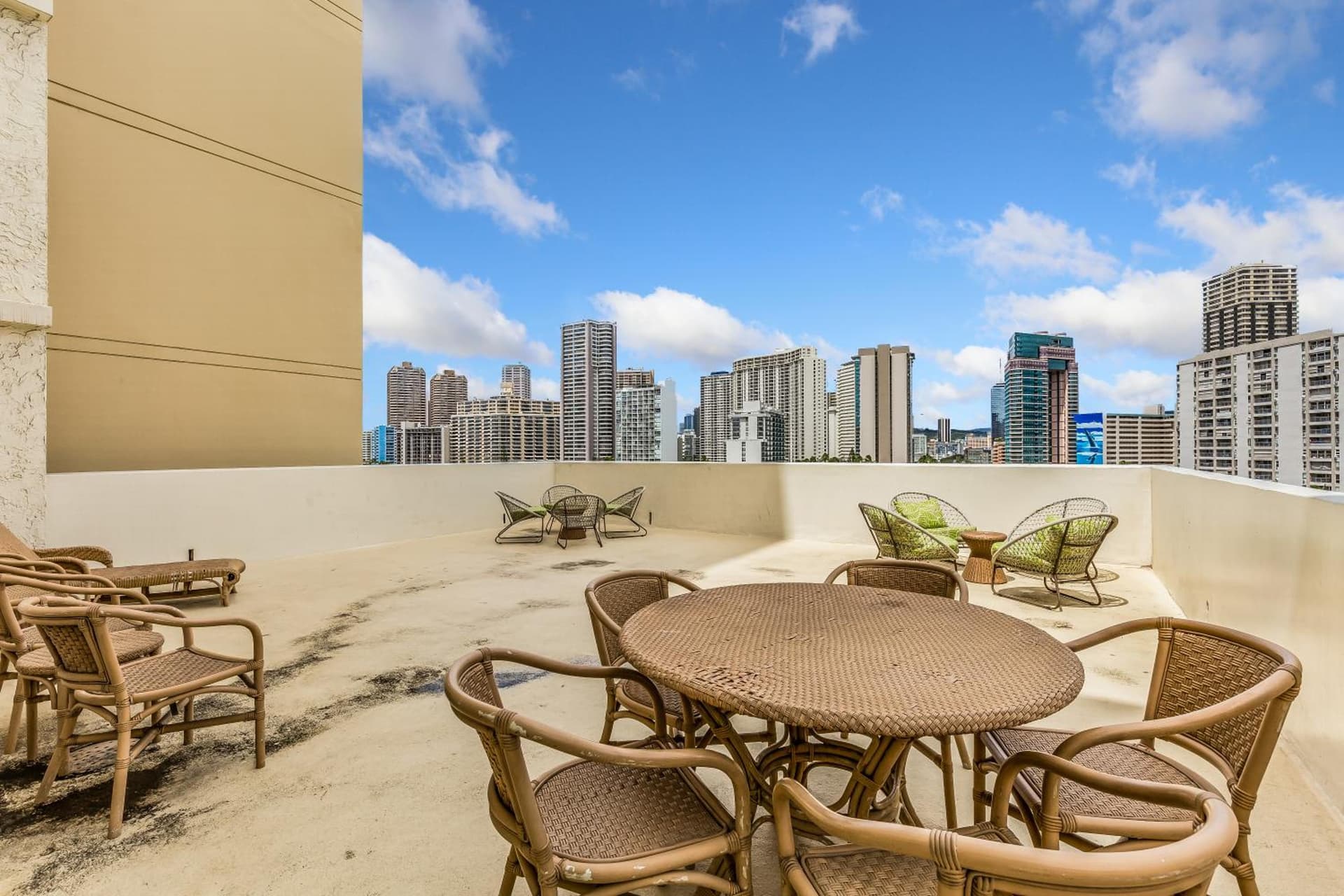 Luana Waikiki Hotel & Suites gallery photo in Honolulu, HI — image 158