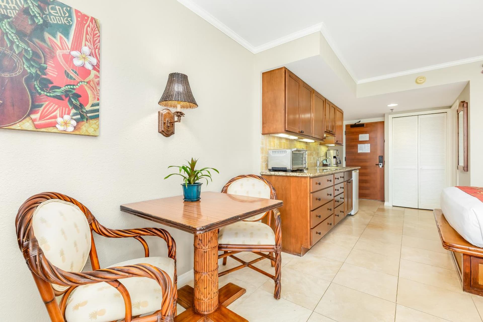 Luana Waikiki Hotel & Suites gallery photo in Honolulu, HI — image 78