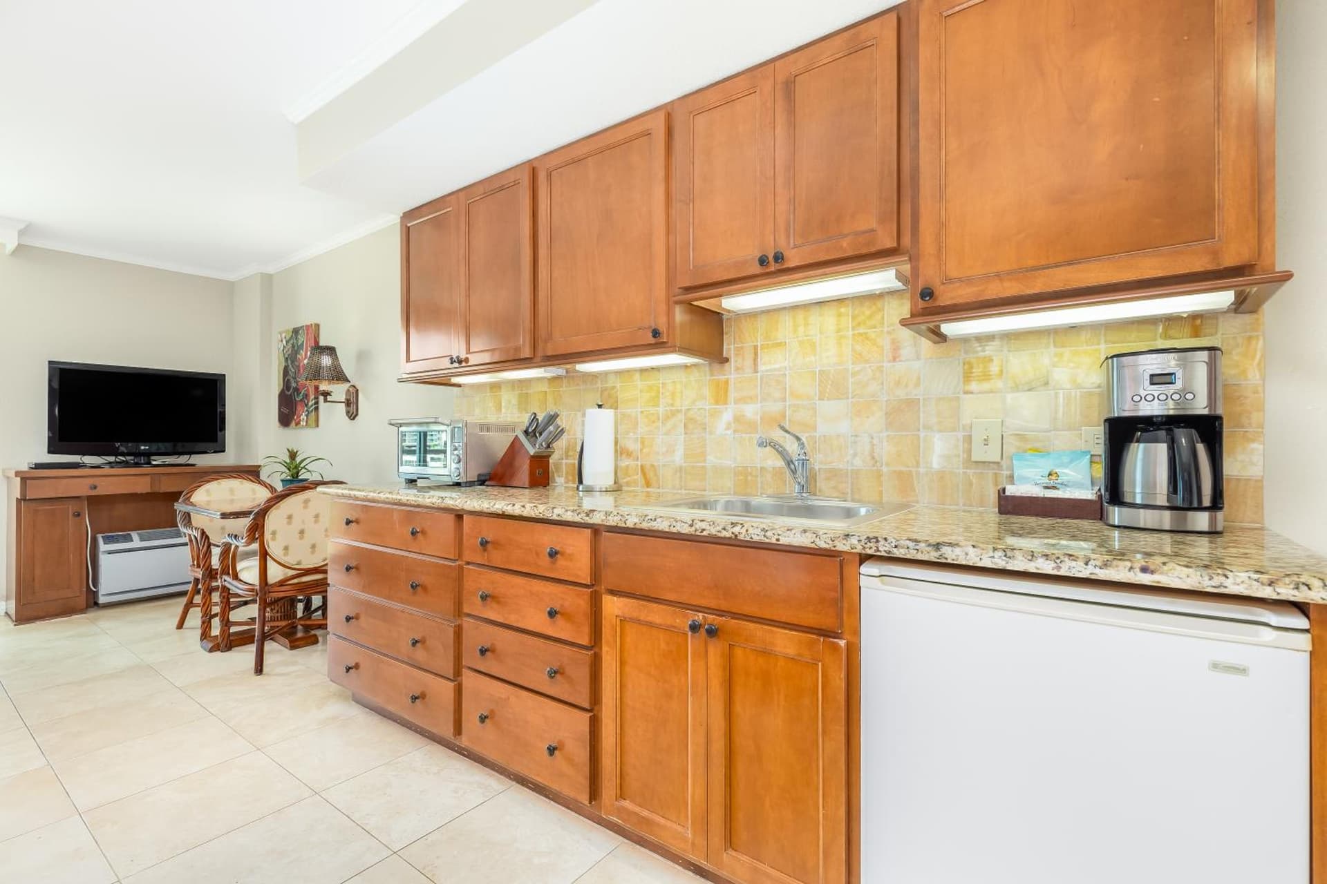 Luana Waikiki Hotel & Suites gallery photo in Honolulu, HI — image 64