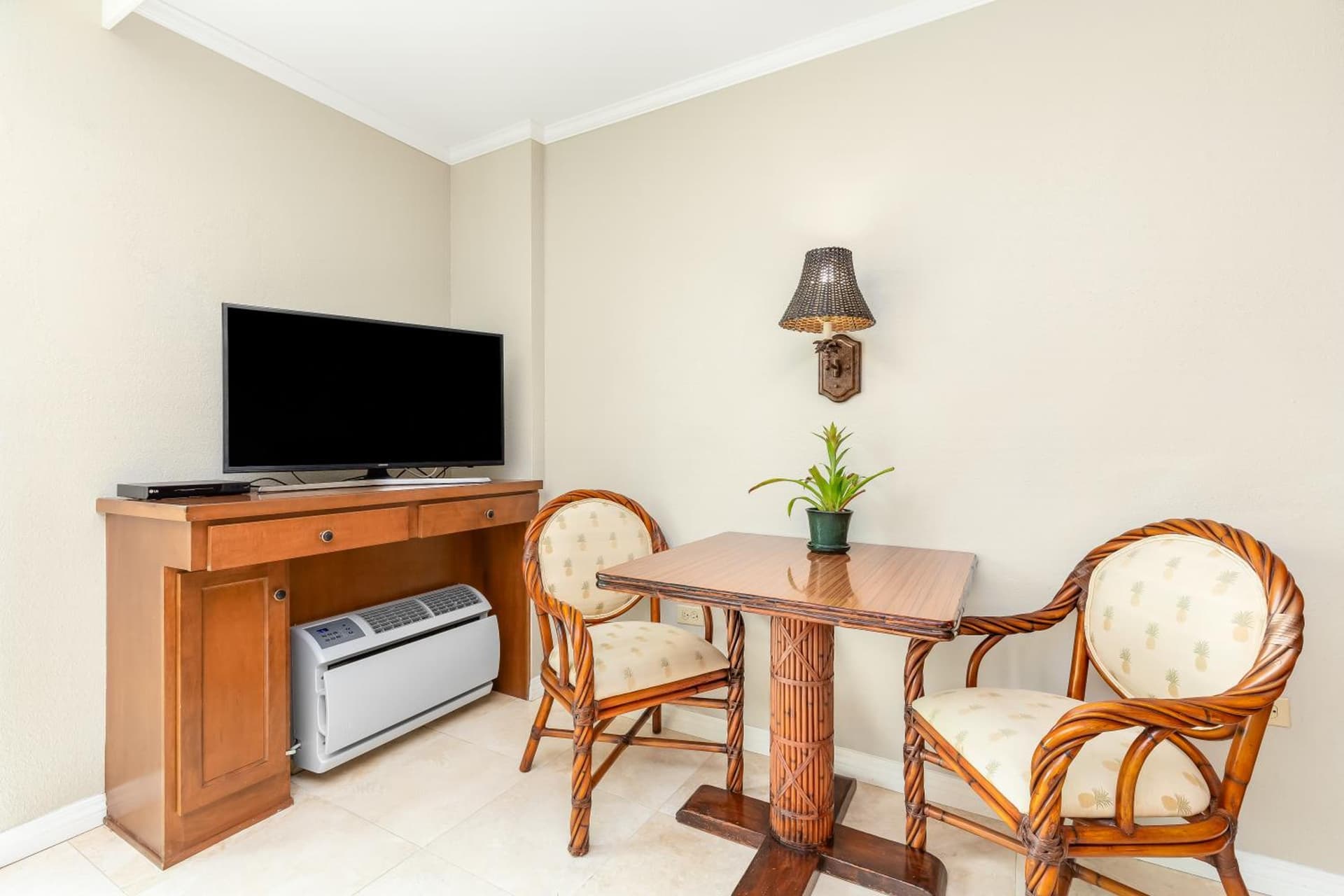 Luana Waikiki Hotel & Suites gallery photo in Honolulu, HI — image 75