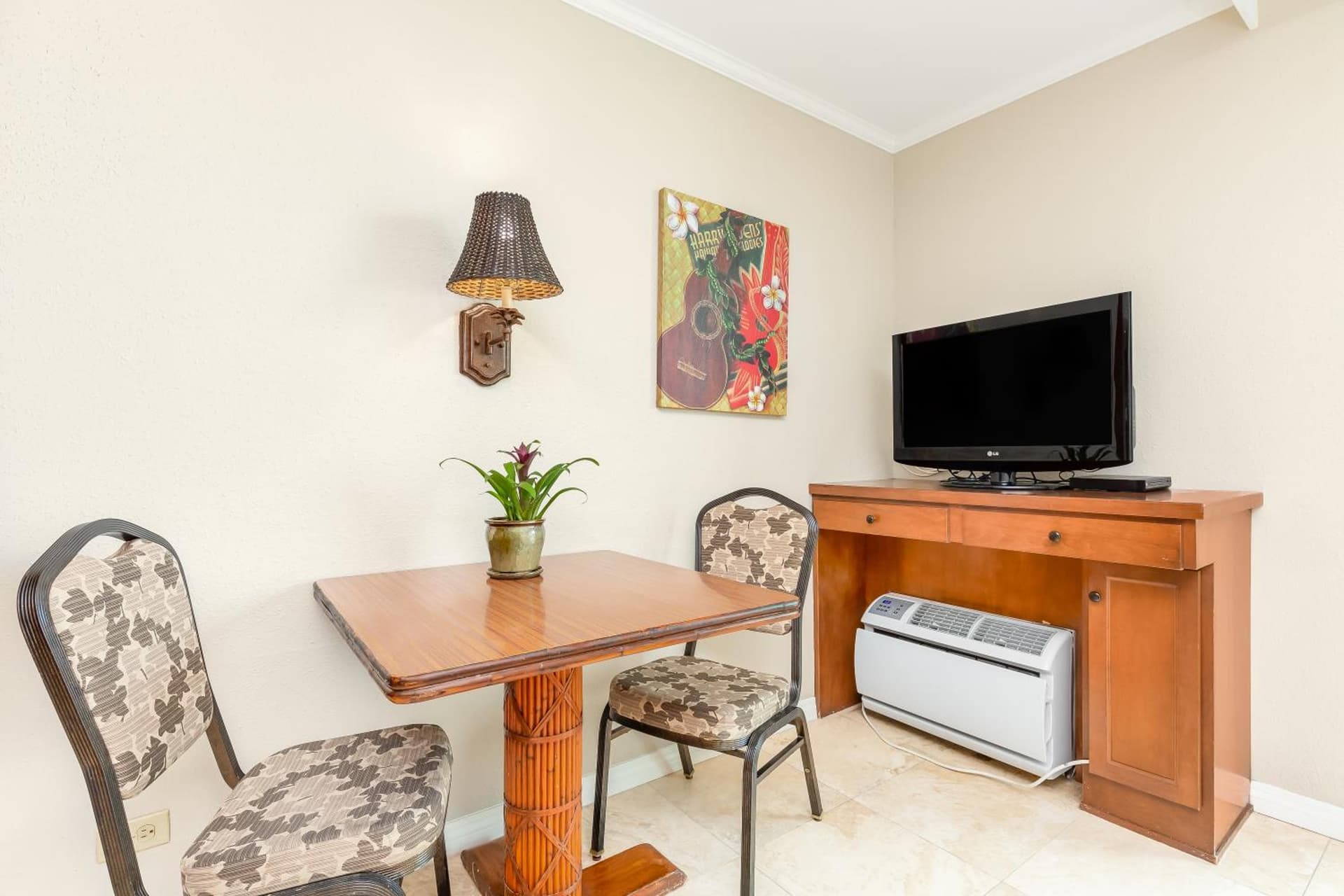 Luana Waikiki Hotel & Suites gallery photo in Honolulu, HI — image 65